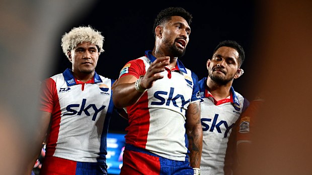 Ardie Savea of Moana Pasifika talks to his team.