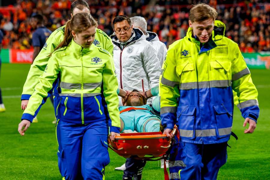 A concerning moment for Ecuador as goalkeeper Gonzalo Valle was stretchered off