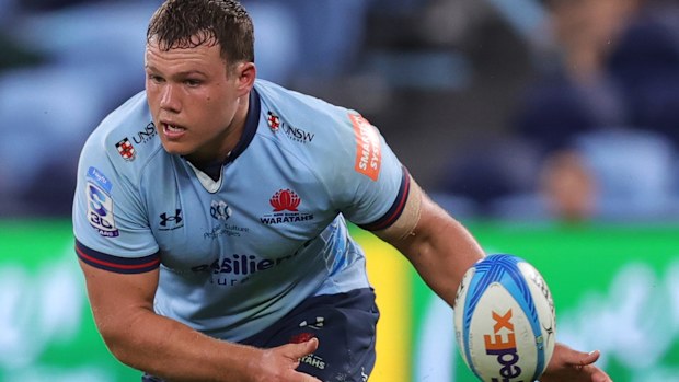 SYDNEY, AUSTRALIA - APRIL 17: Daniel Botha of the Waratahs passes the ball during the round 10 Super Rugby match between NSW Waratahs and Moana Pasifika at Allianz Stadium on April 17, 2026 in Sydney, Australia. (Photo by Jason McCawley/Getty Images)